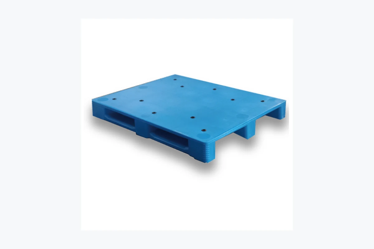 Closed deck plastic pallet