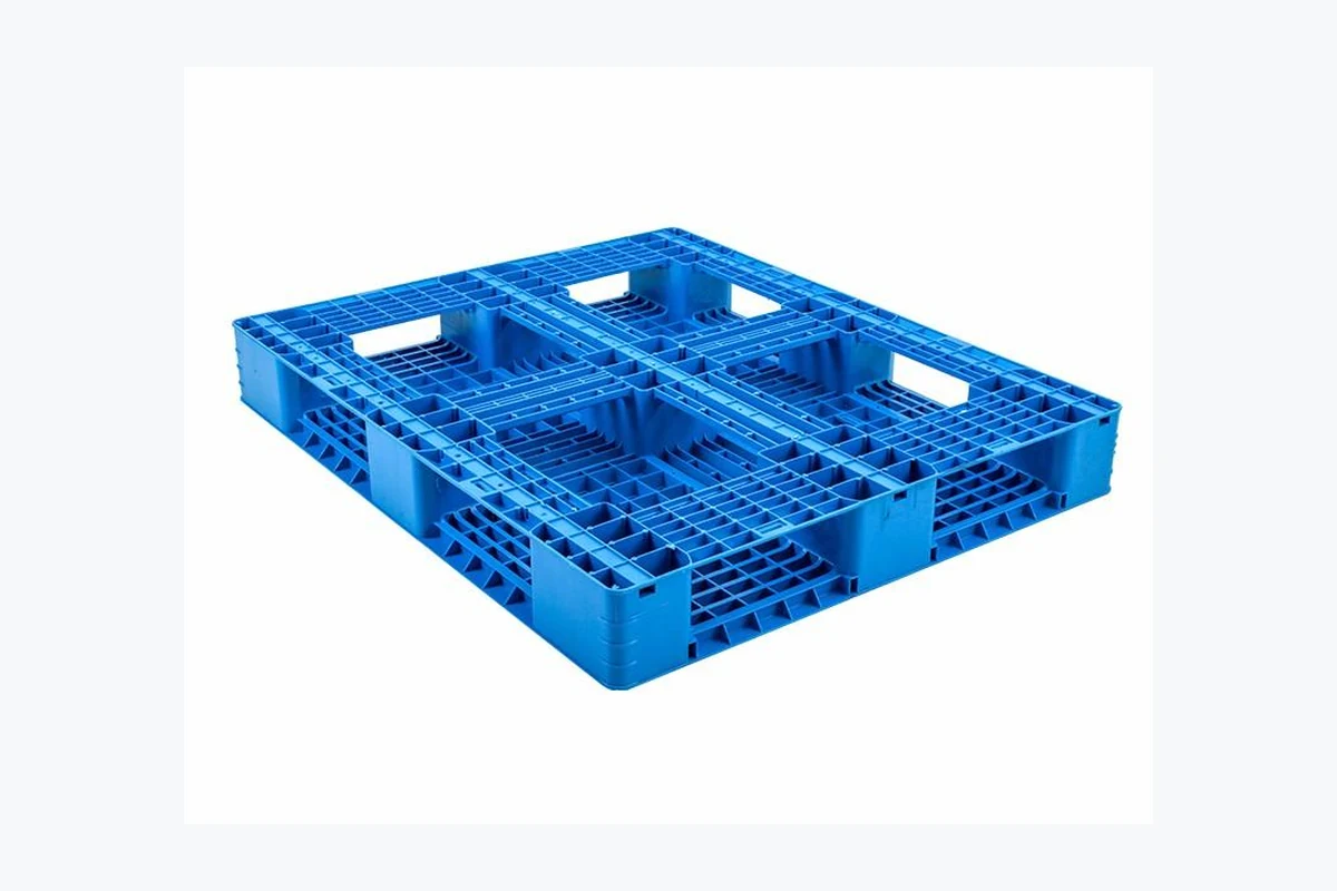 Full-perimeter plastic pallet base