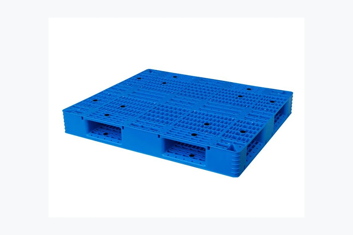Reversible double-sided plastic pallet