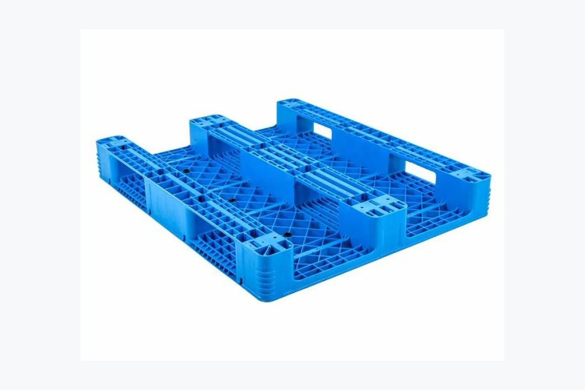 Three-runner plastic pallet base