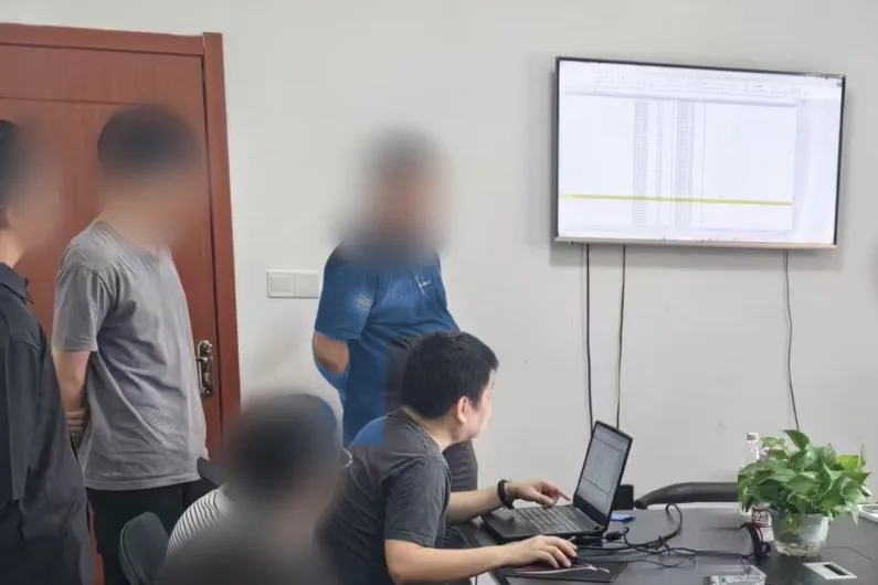 Reviewing warehouse data on screen with a client team