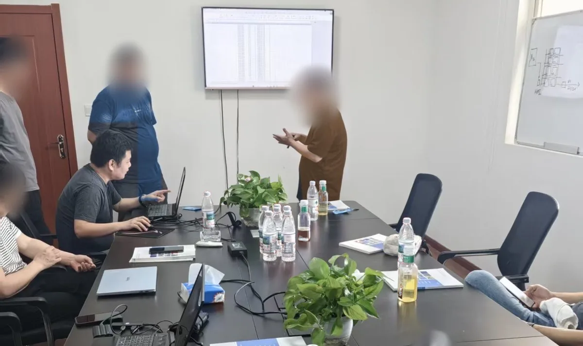Discussion in front of a screen showing warehouse data